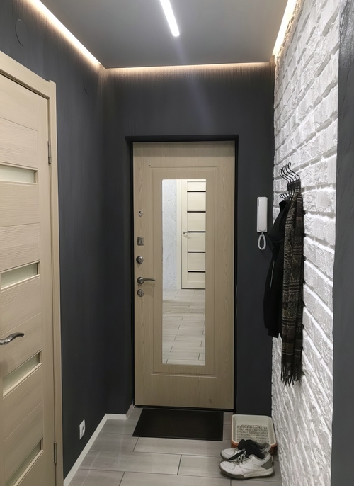 Дверь с зеркалом внутри Дверь с зеркалом внутри