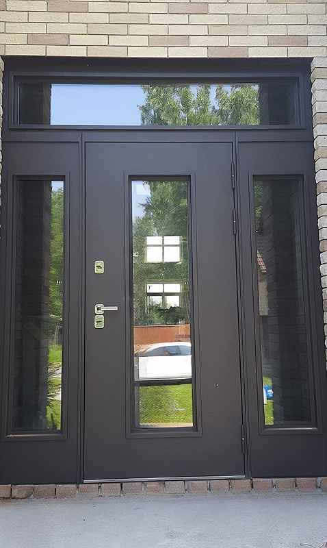 Остекленная дверь в доме